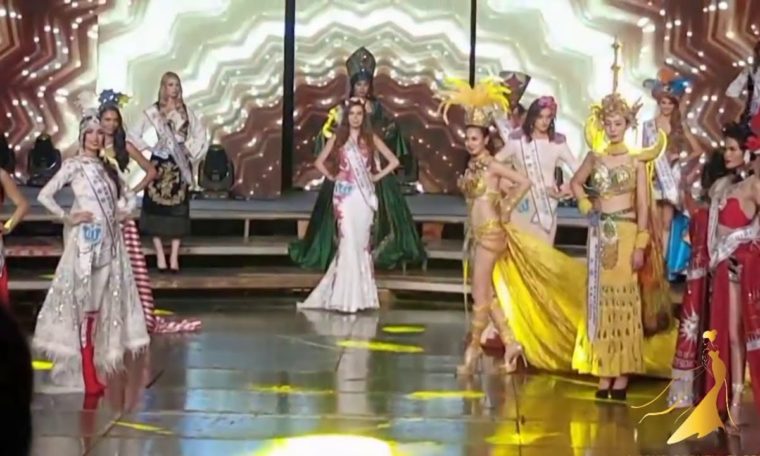 Miss Philippines' dress is STUCK during Miss Model of the World 2016 Beauty Pageant